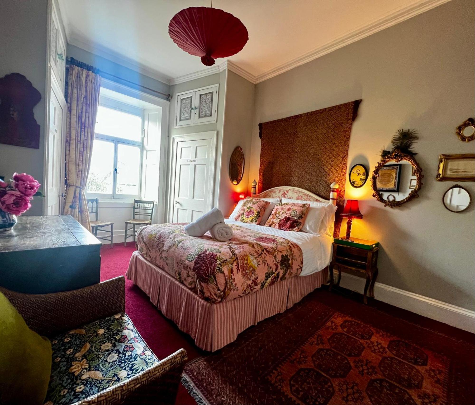 With Parking, Original Art And Antiques Apartment