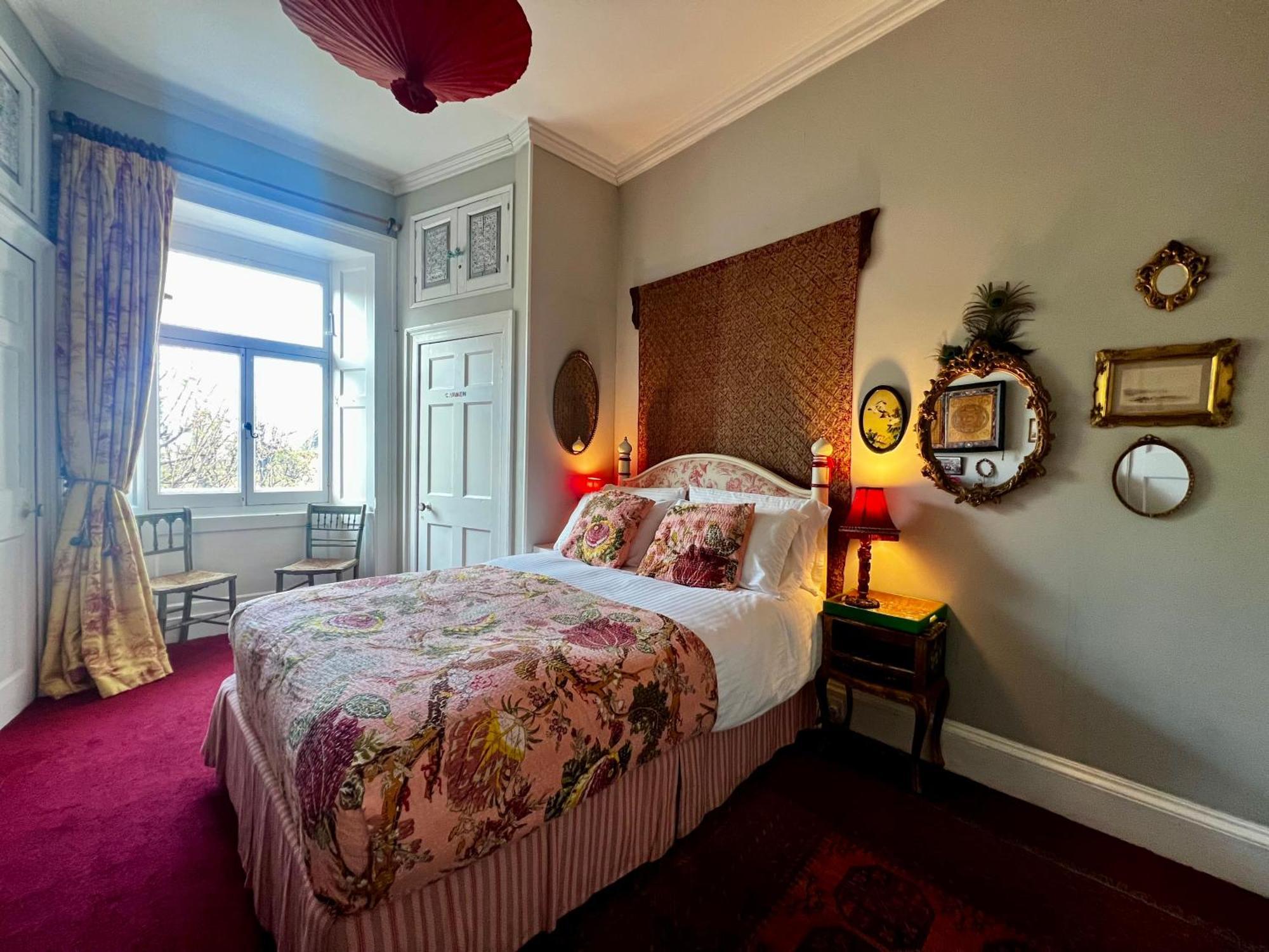 With Parking, Original Art And Antiques Apartment *