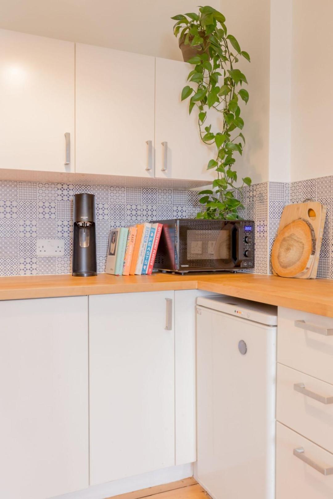 Castle Views! Stylish 2bd Flat, Sleeps 4 Apartment Edinburgh