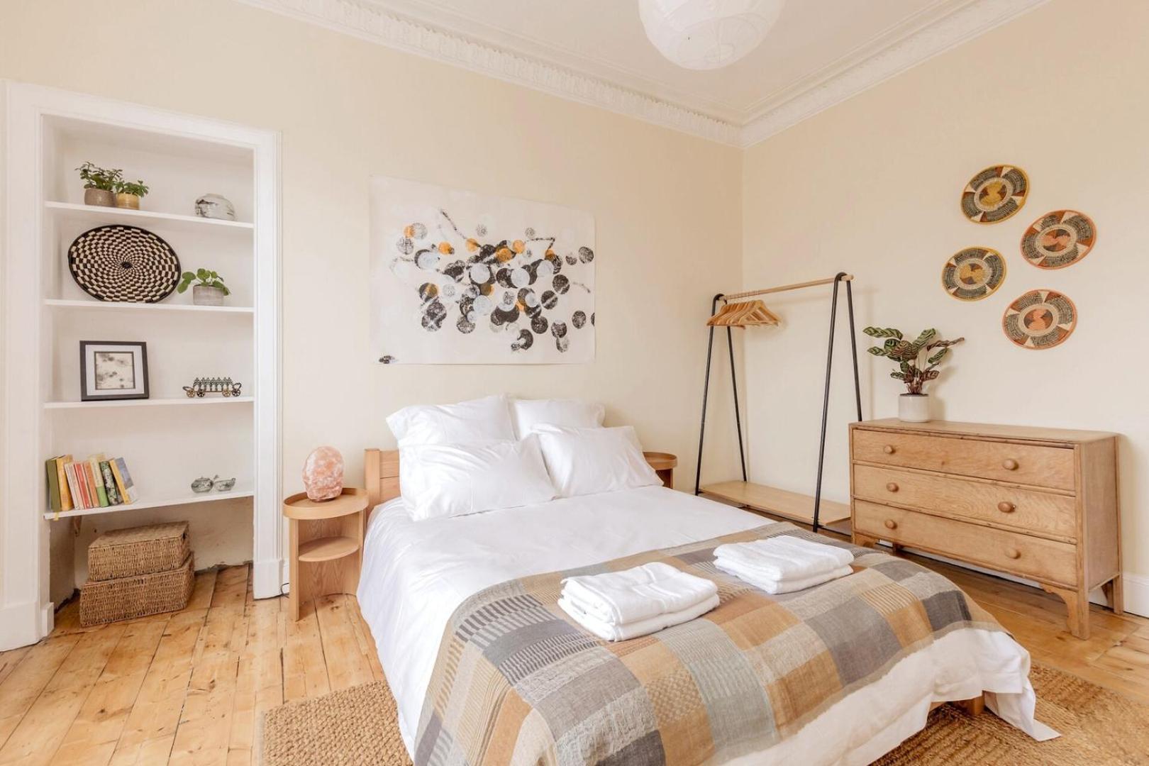 Apartment Castle Views! Stylish 2bd Flat, Sleeps 4 Edinburgh