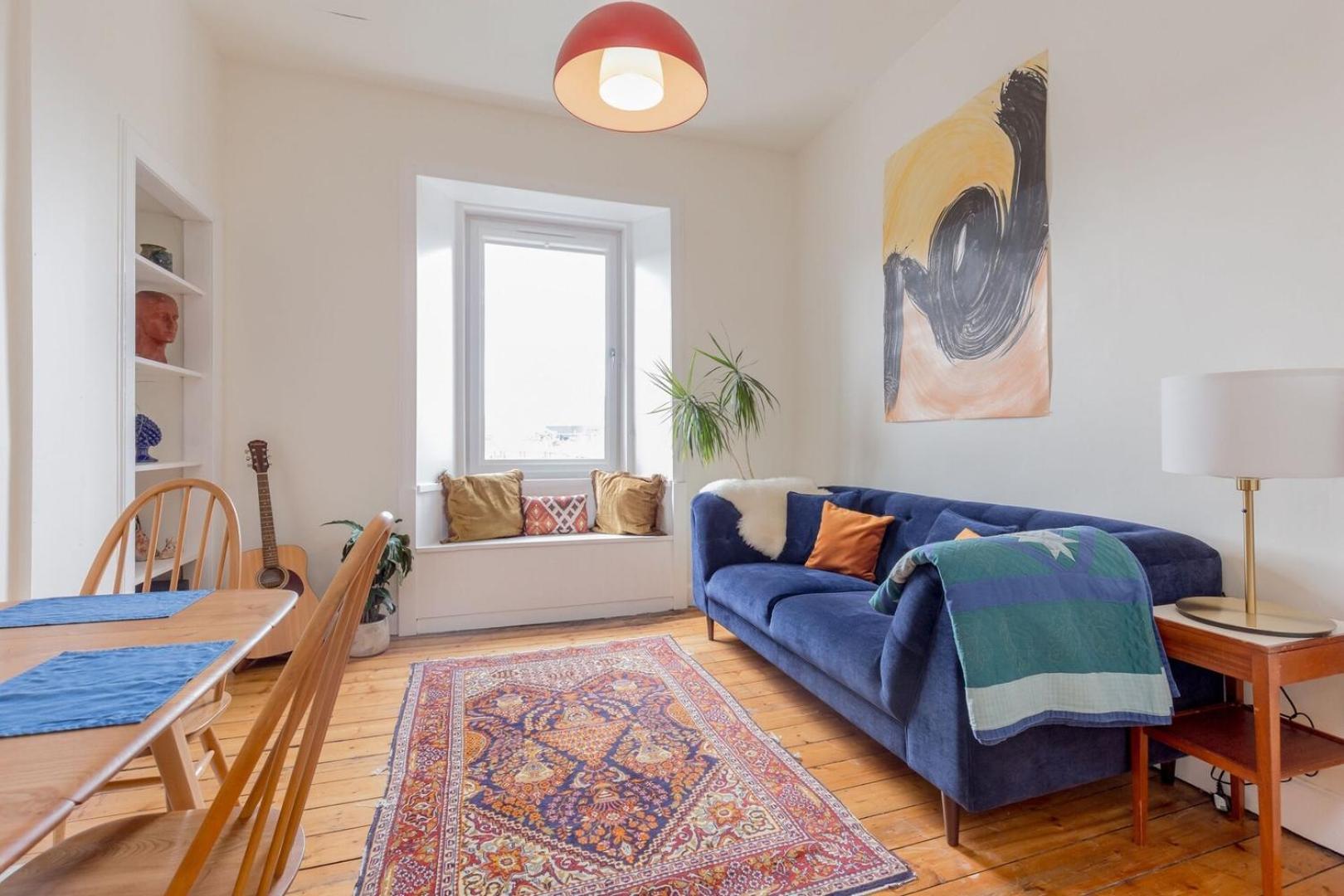 Castle Views! Stylish 2bd Flat, Sleeps 4 Edinburgh