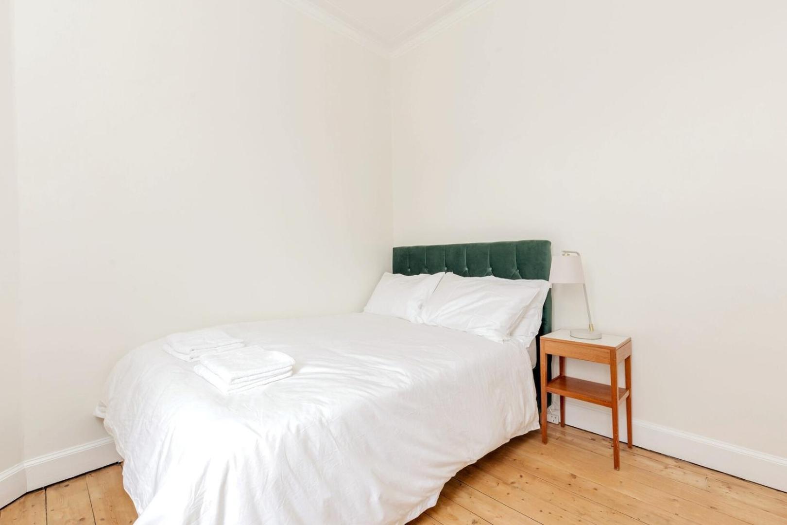 Castle Views! Stylish 2bd Flat, Sleeps 4 Apartment Edinburgh