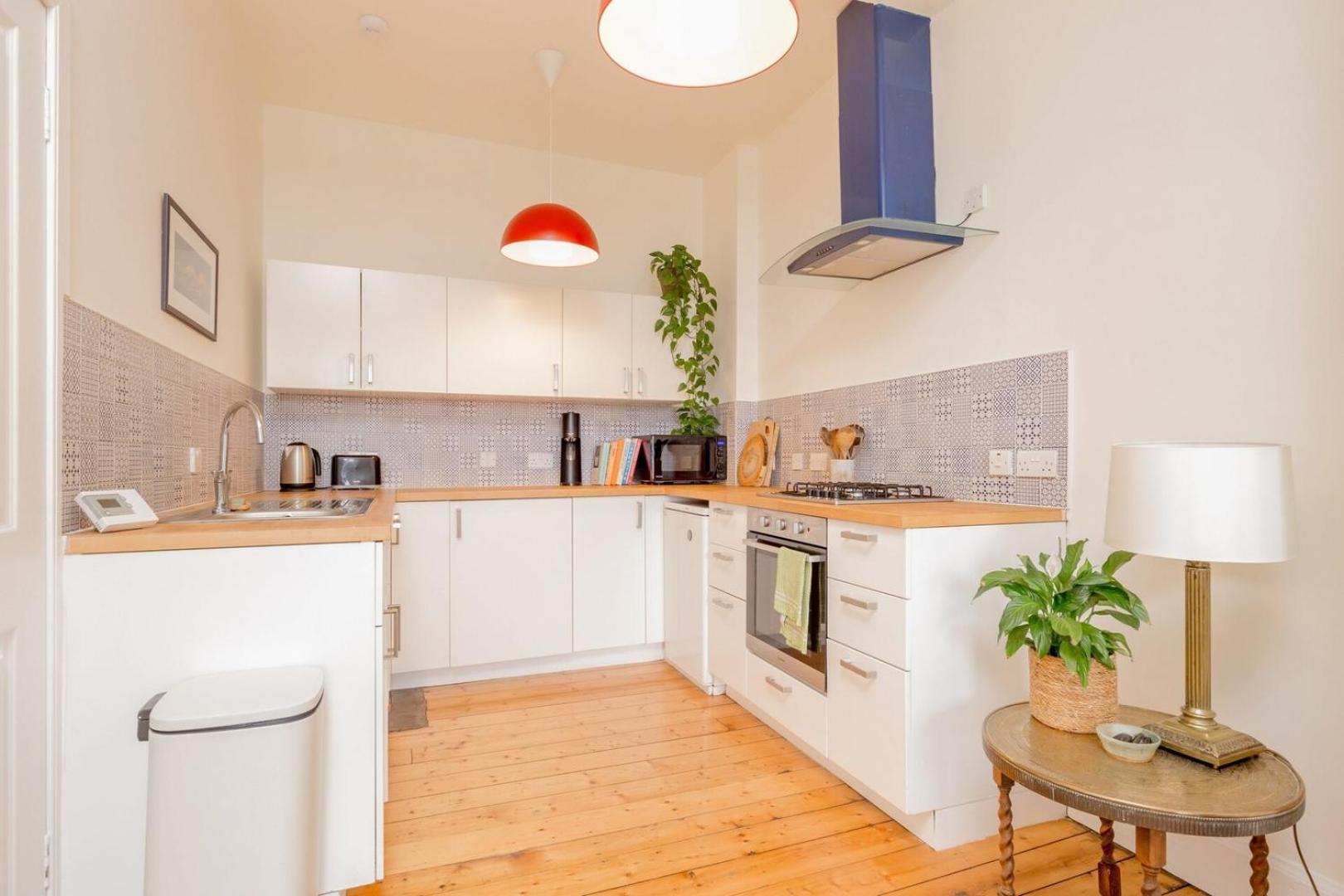 Castle Views! Stylish 2bd Flat, Sleeps 4 Edinburgh