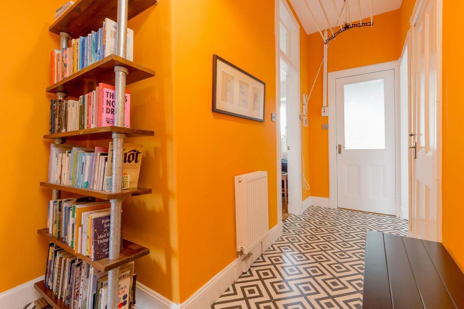 Apartment Castle Views! Stylish 2bd Flat, Sleeps 4 Edinburgh