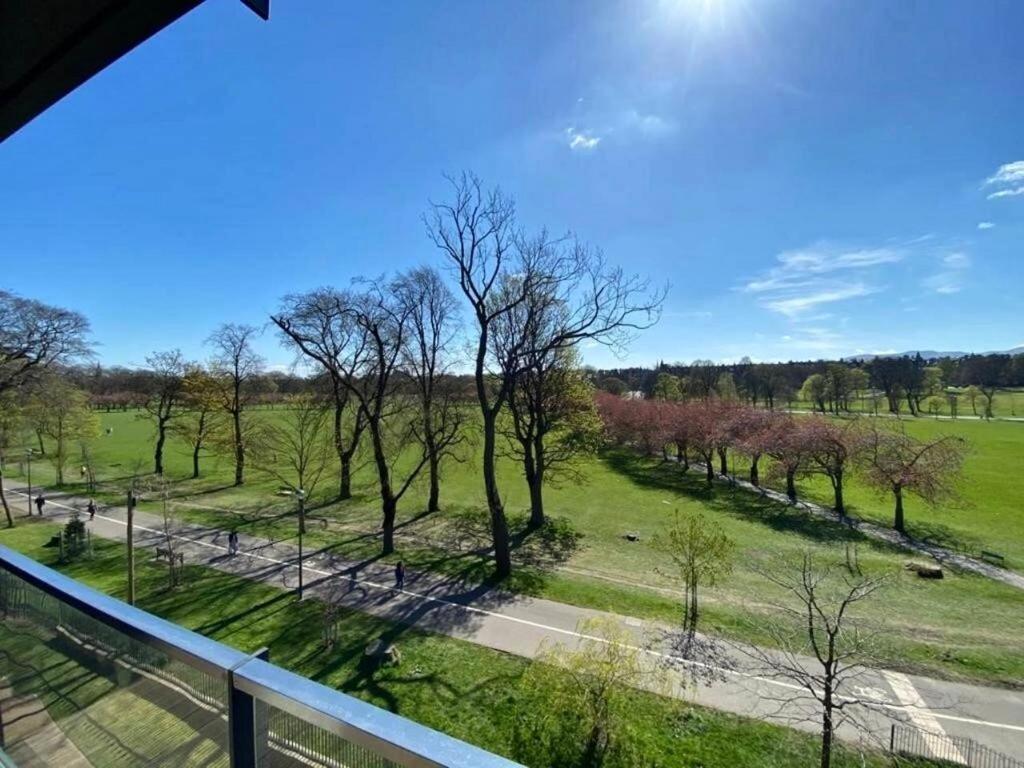 Stylish 2br In Quartermile Balcony & Garden View Apartment *