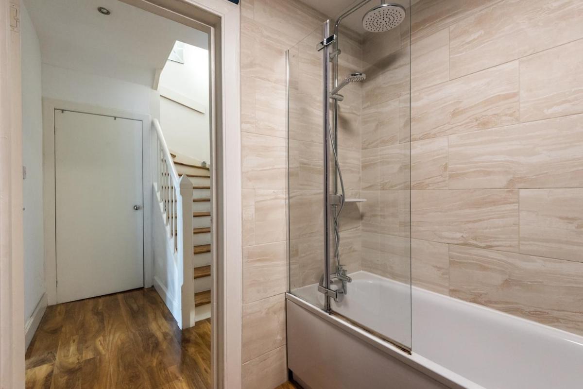 Modern Holyrood Family Retreat Holiday home Edinburgh