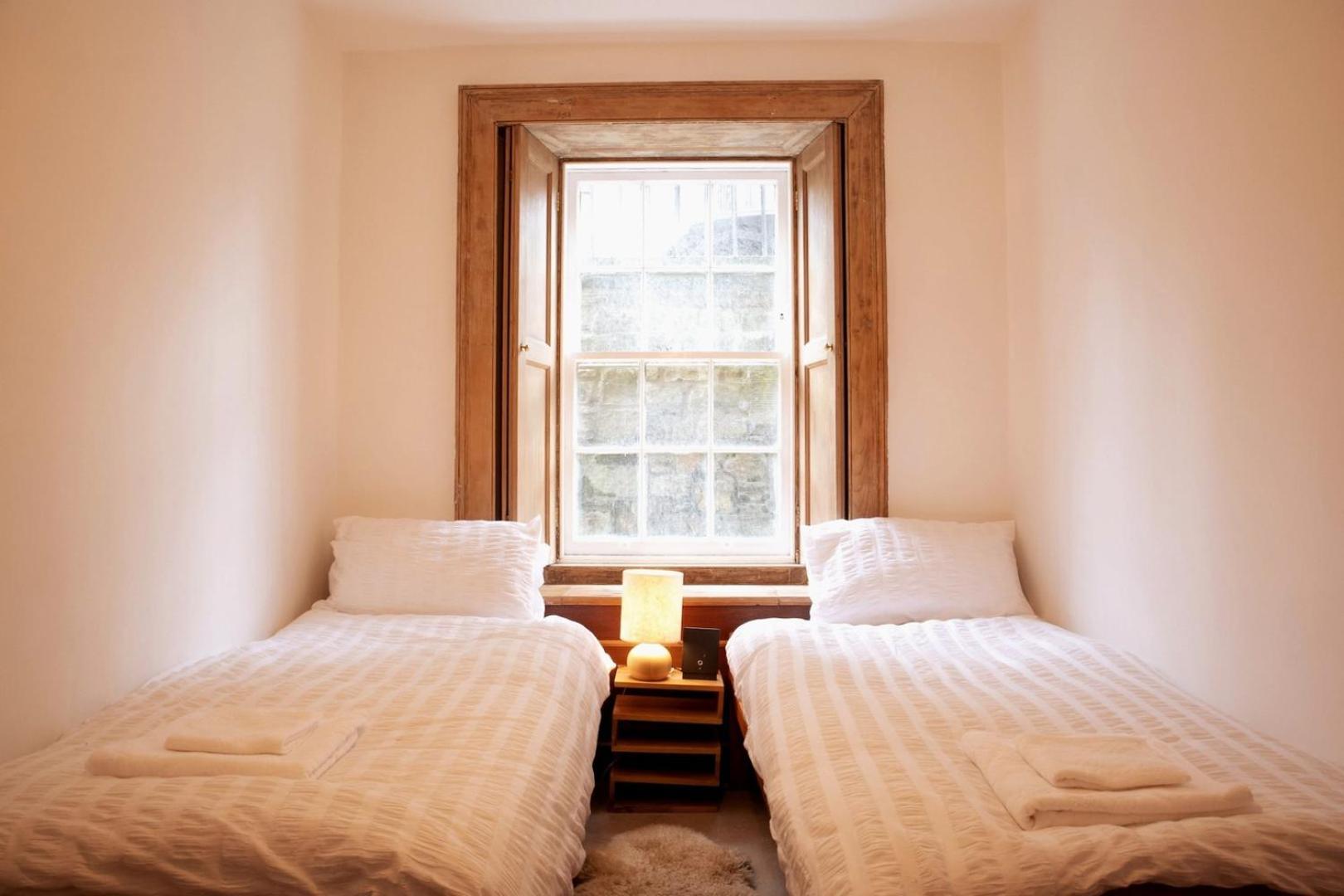 Elegant & Sunny 2bd Basement Stay, Edinburgh!