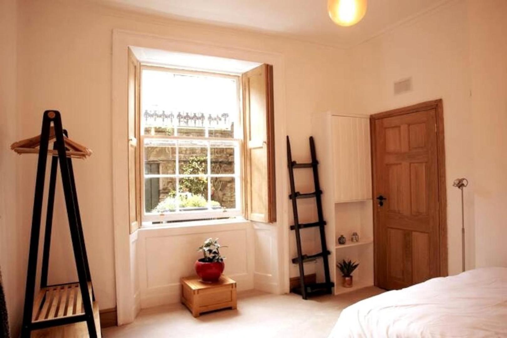 Elegant & Sunny 2bd Basement Stay, Edinburgh!