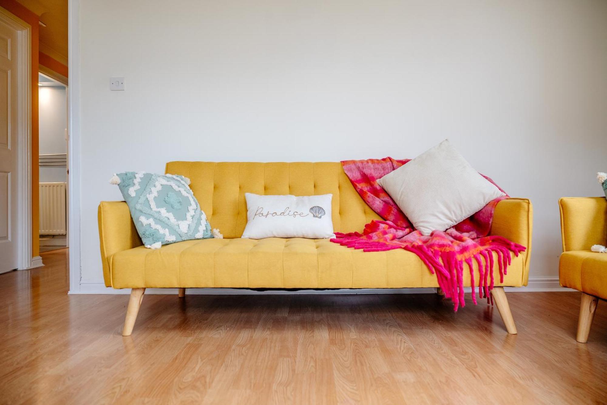 Chic 2-bed Near Centre Apartment *