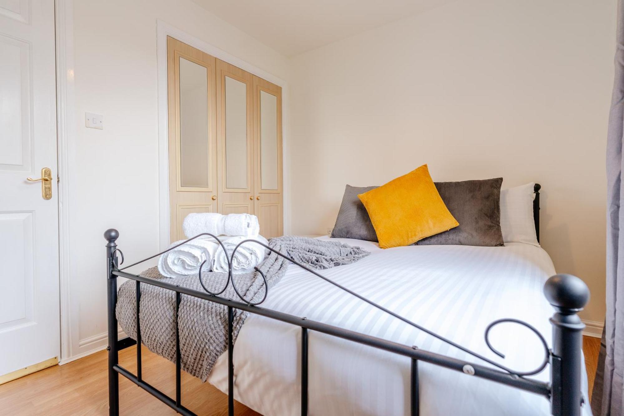 Chic 2-bed Near Centre Apartment