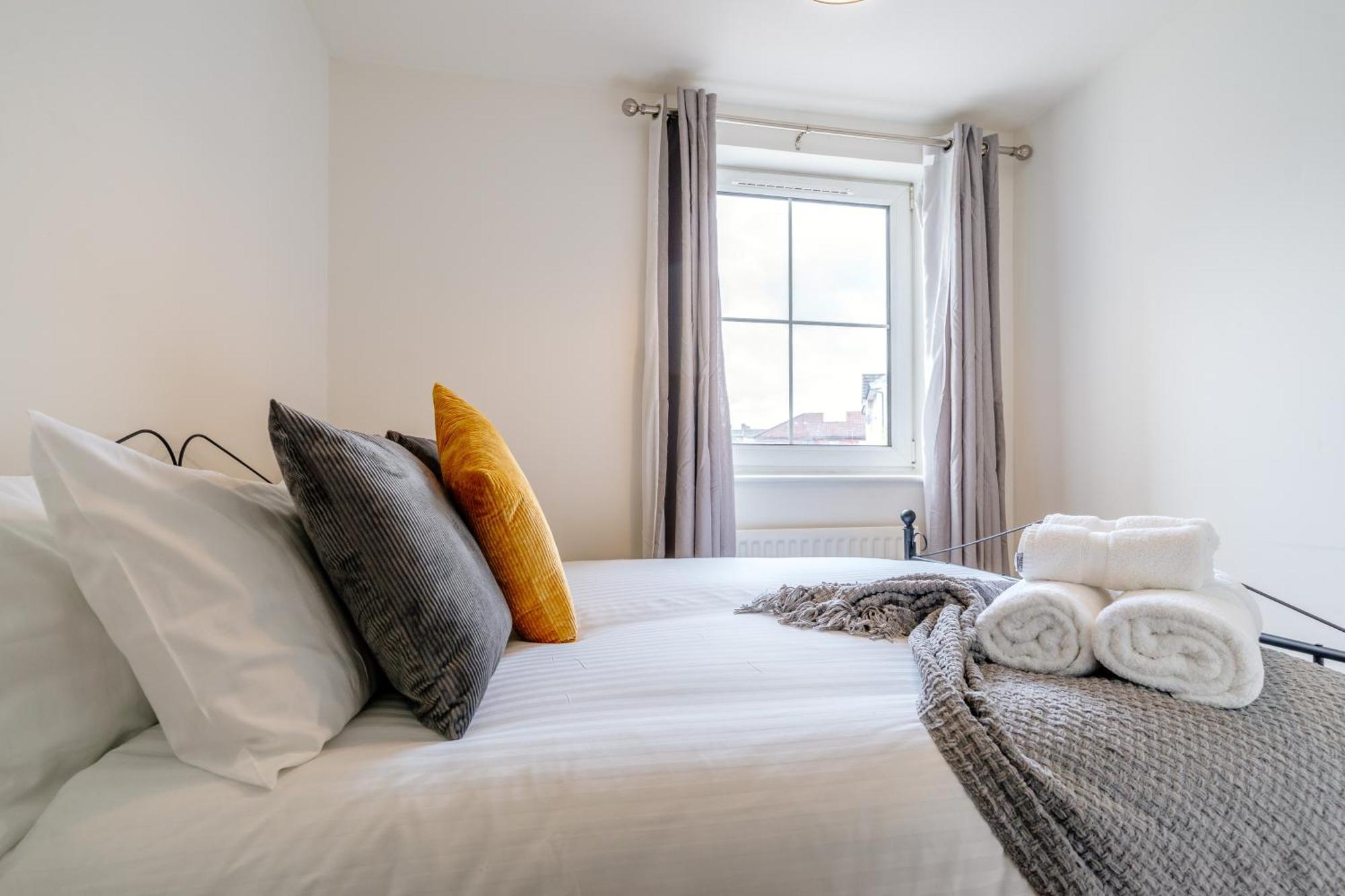 Chic 2-bed Near Centre Apartment