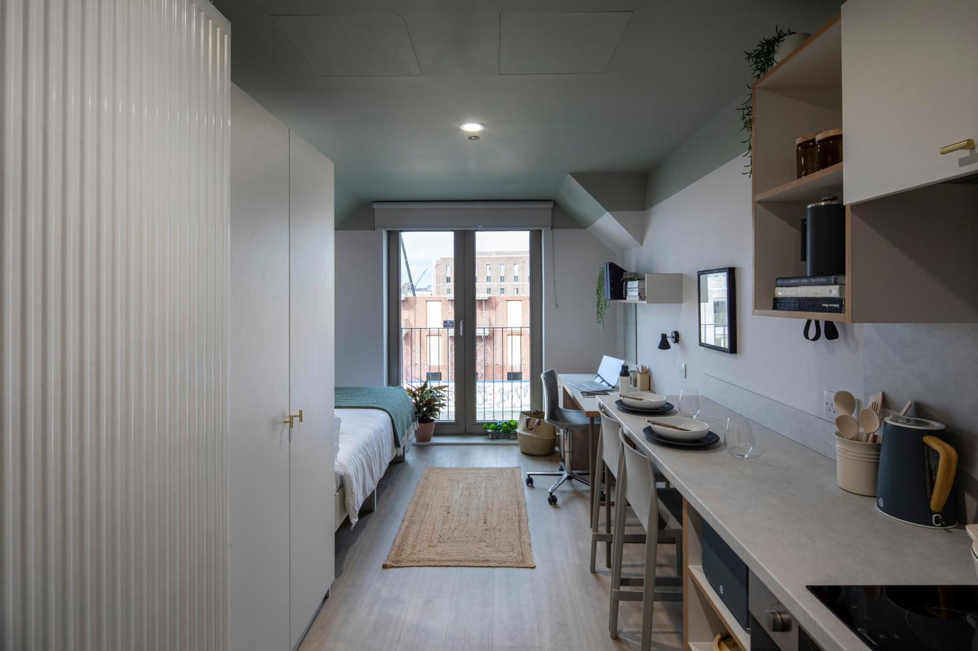 Modern With Kitchen & Ensuite In * Edinburgh