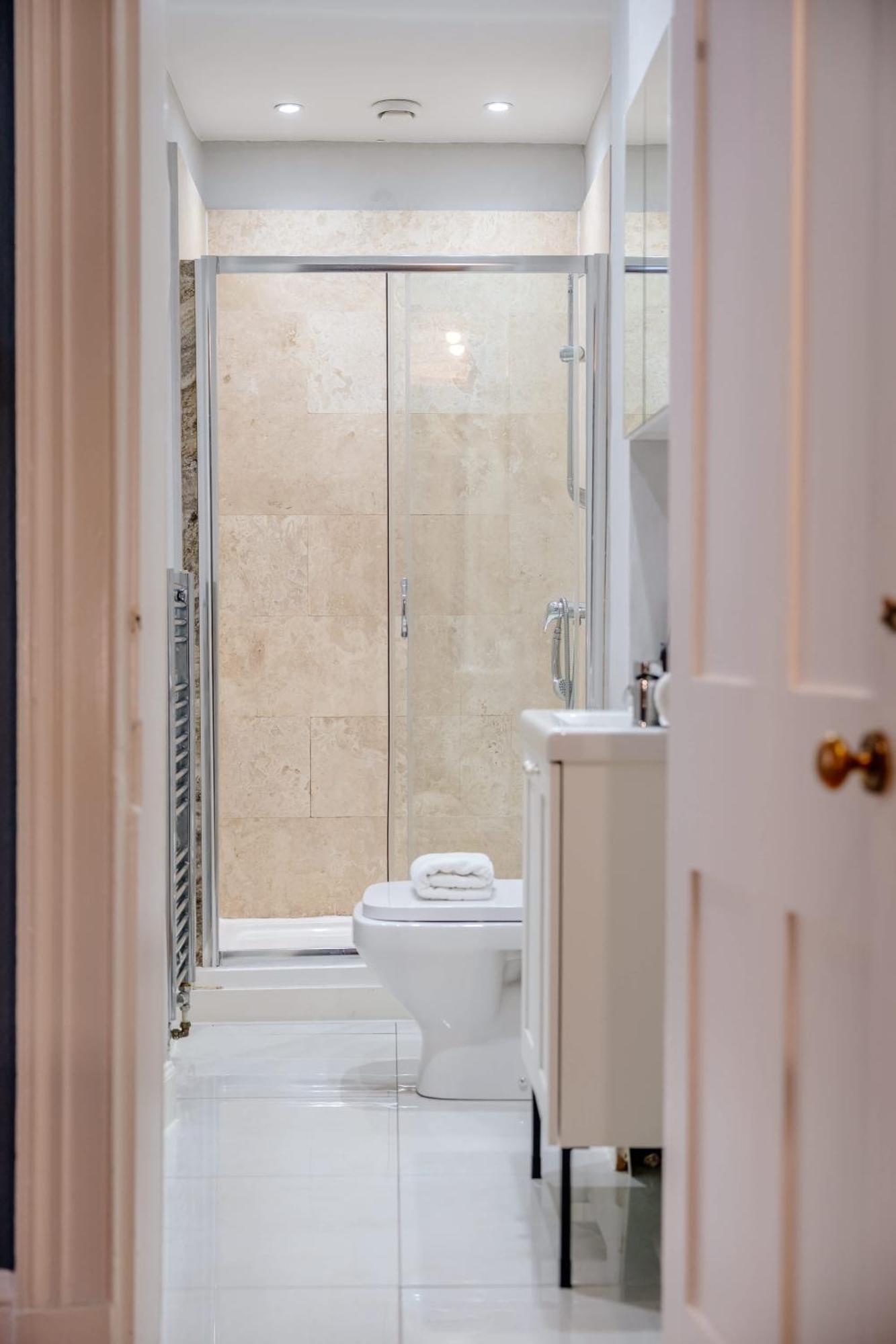 Elegant 2br On Leven St Apartment *