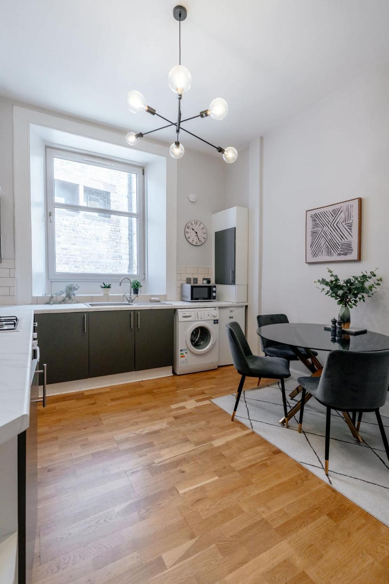 Elegant 2br On Leven St Apartment *
