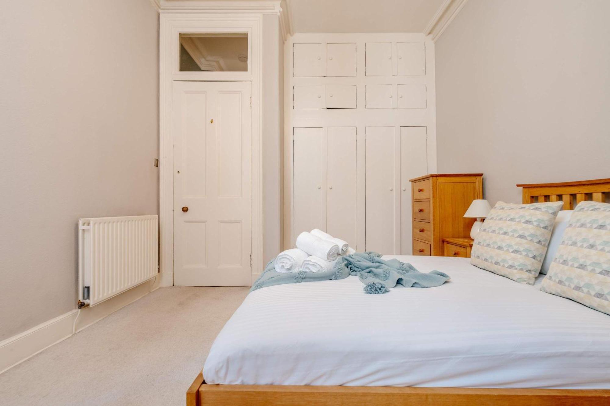 Elegant 2br On Leven St Apartment