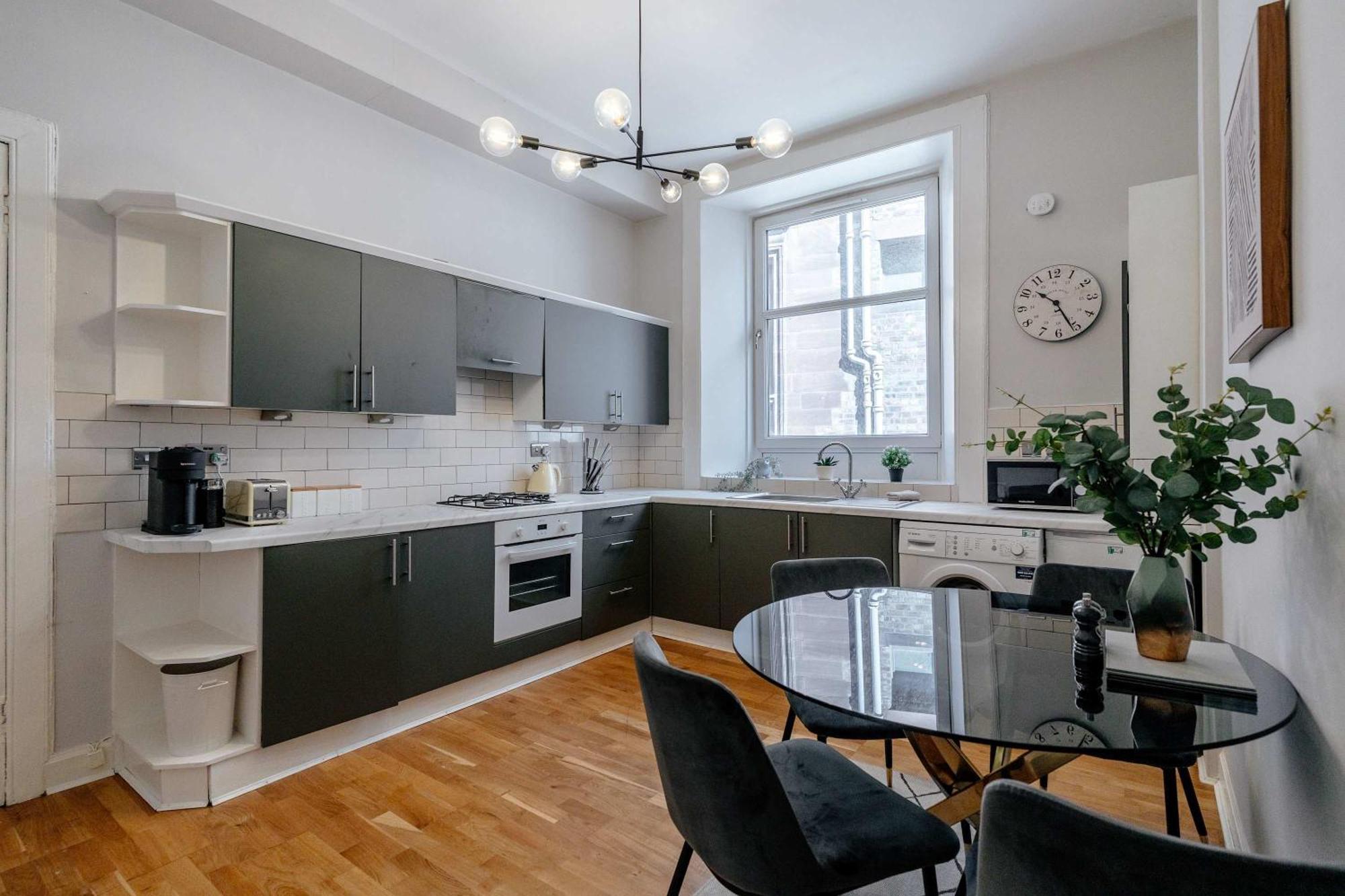 Elegant 2br On Leven St Apartment *