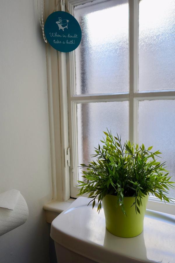 1 Bedroom Near Castle Sleeps 2 Apartment Edinburgh