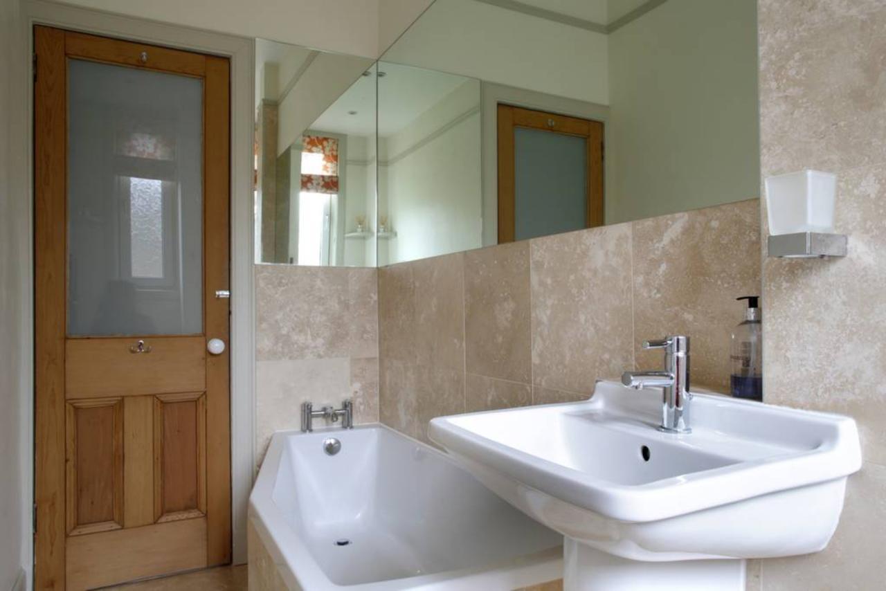 1 Bedroom Flat Near Centre Accommodates 4 EDI