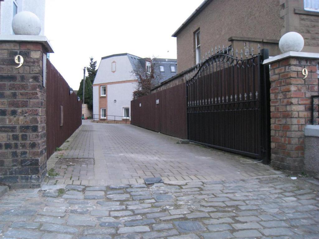 Apartment Featherhall Garden Court *