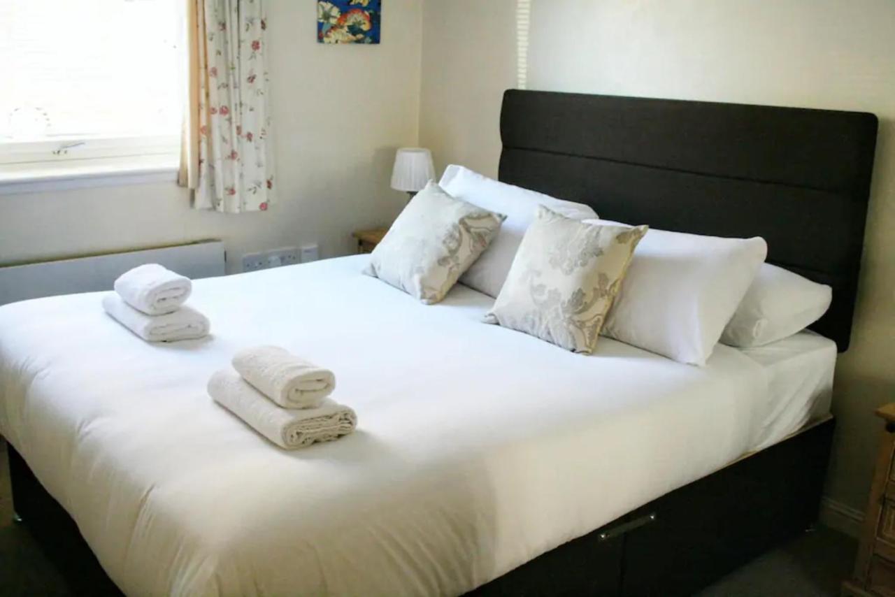 Apartment 2 Bedroom Flat Near Holyrood Park Sleeps 4 *