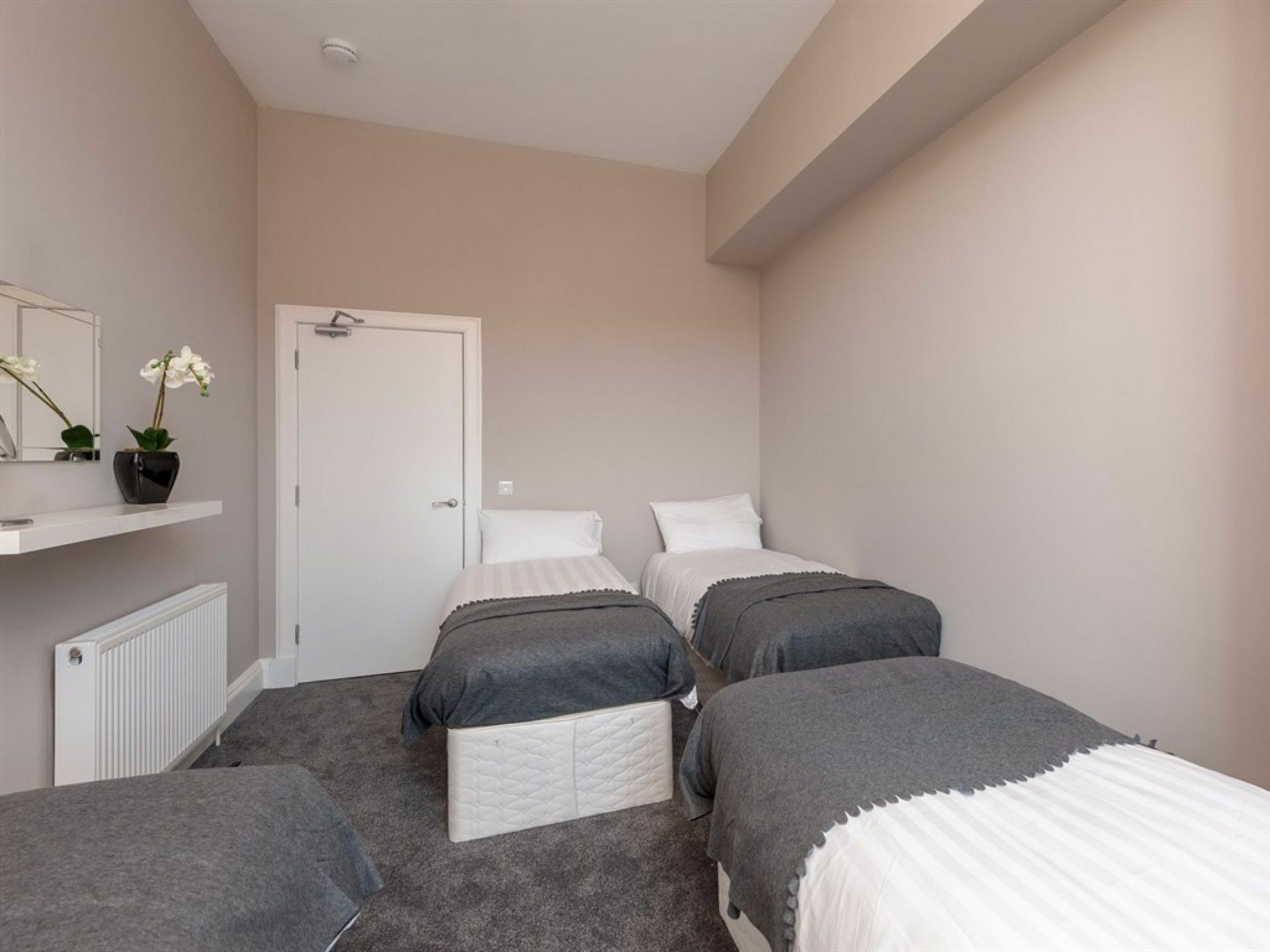 Cornerstone Apartment *