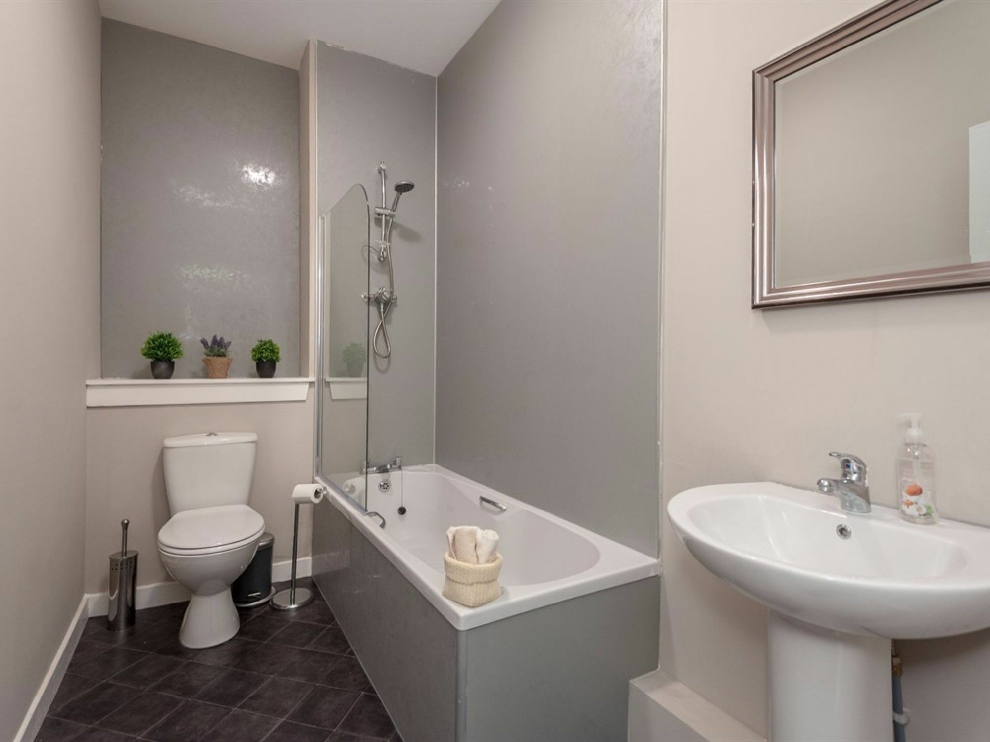 Cornerstone Apartment *