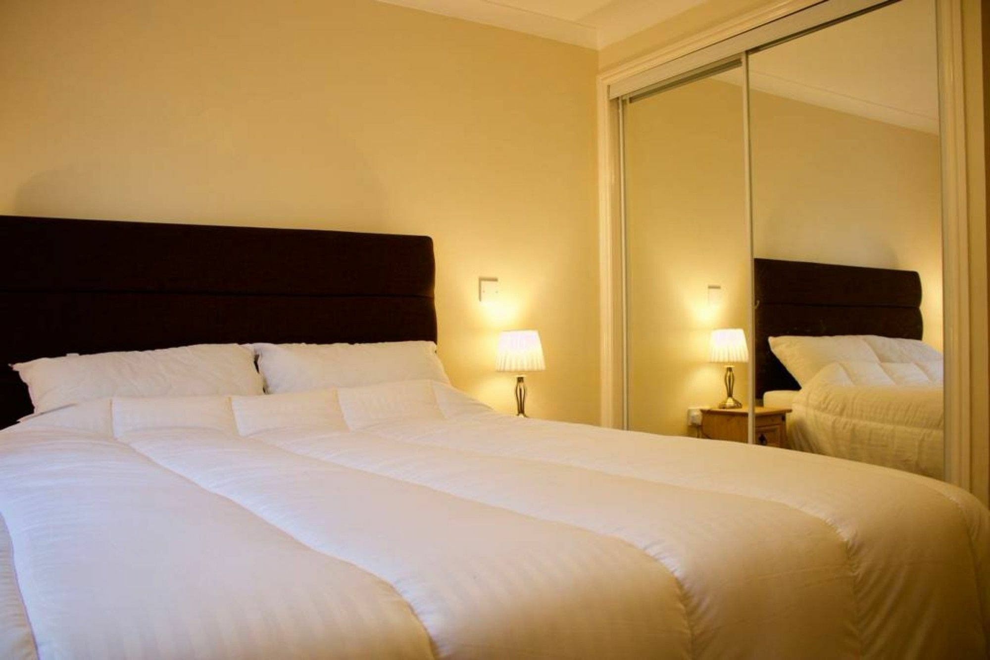2 Bedroom Flat Near Holyrood Park Sleeps 4 *