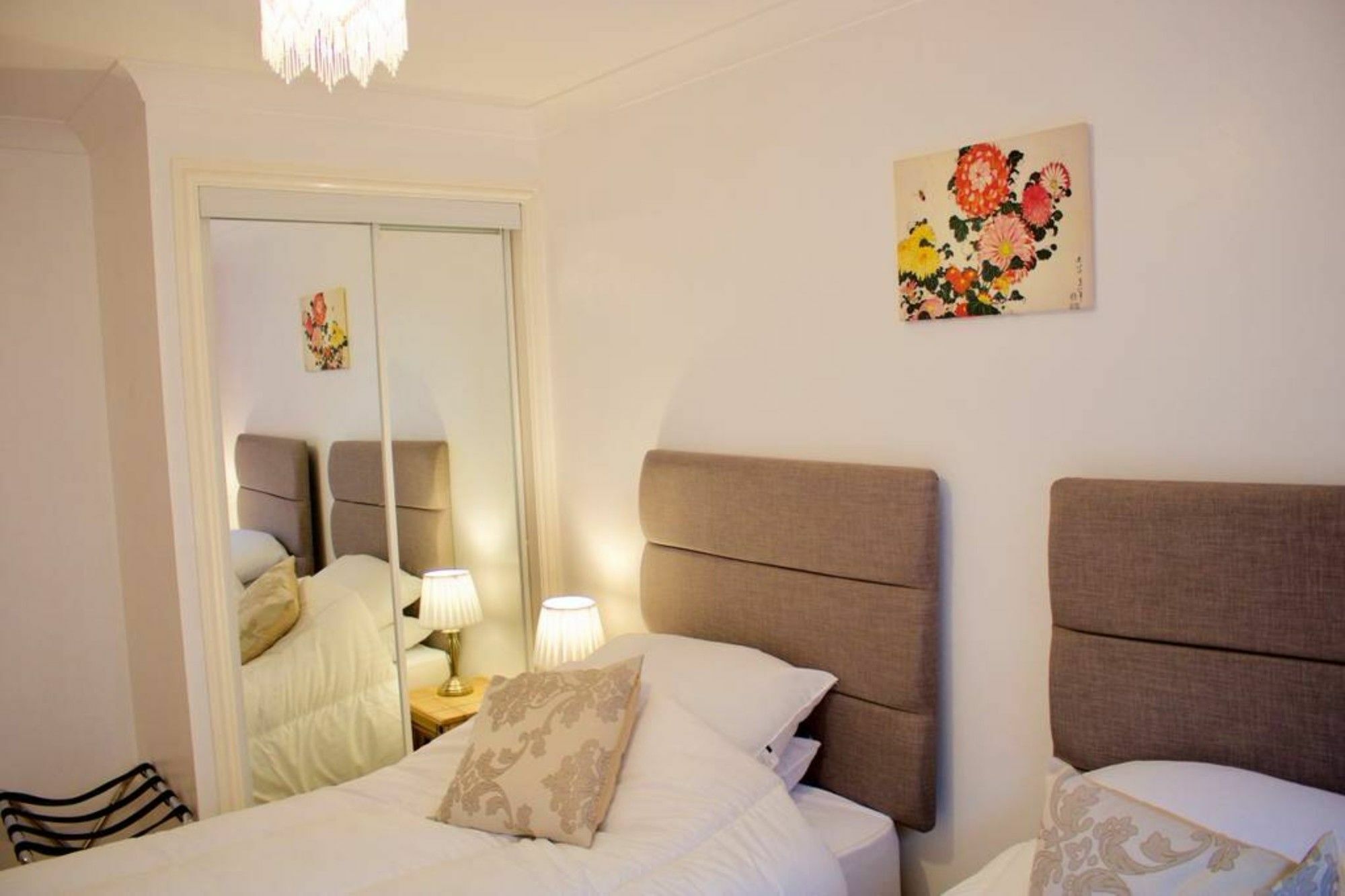 2 Bedroom Flat Near Holyrood Park Sleeps 4 Apartment