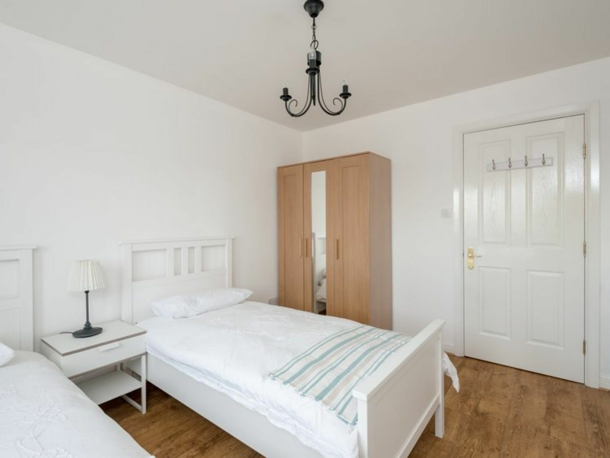 Spacious Flat In Stockbridge Apartment