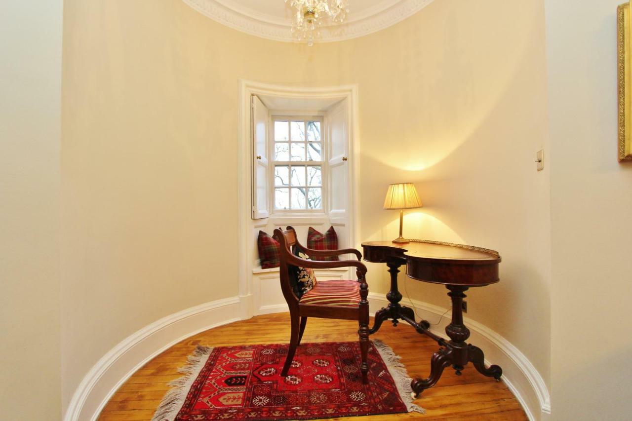Apartment 3 Bed Apt In Historic Ramsay Garden Edinburgh