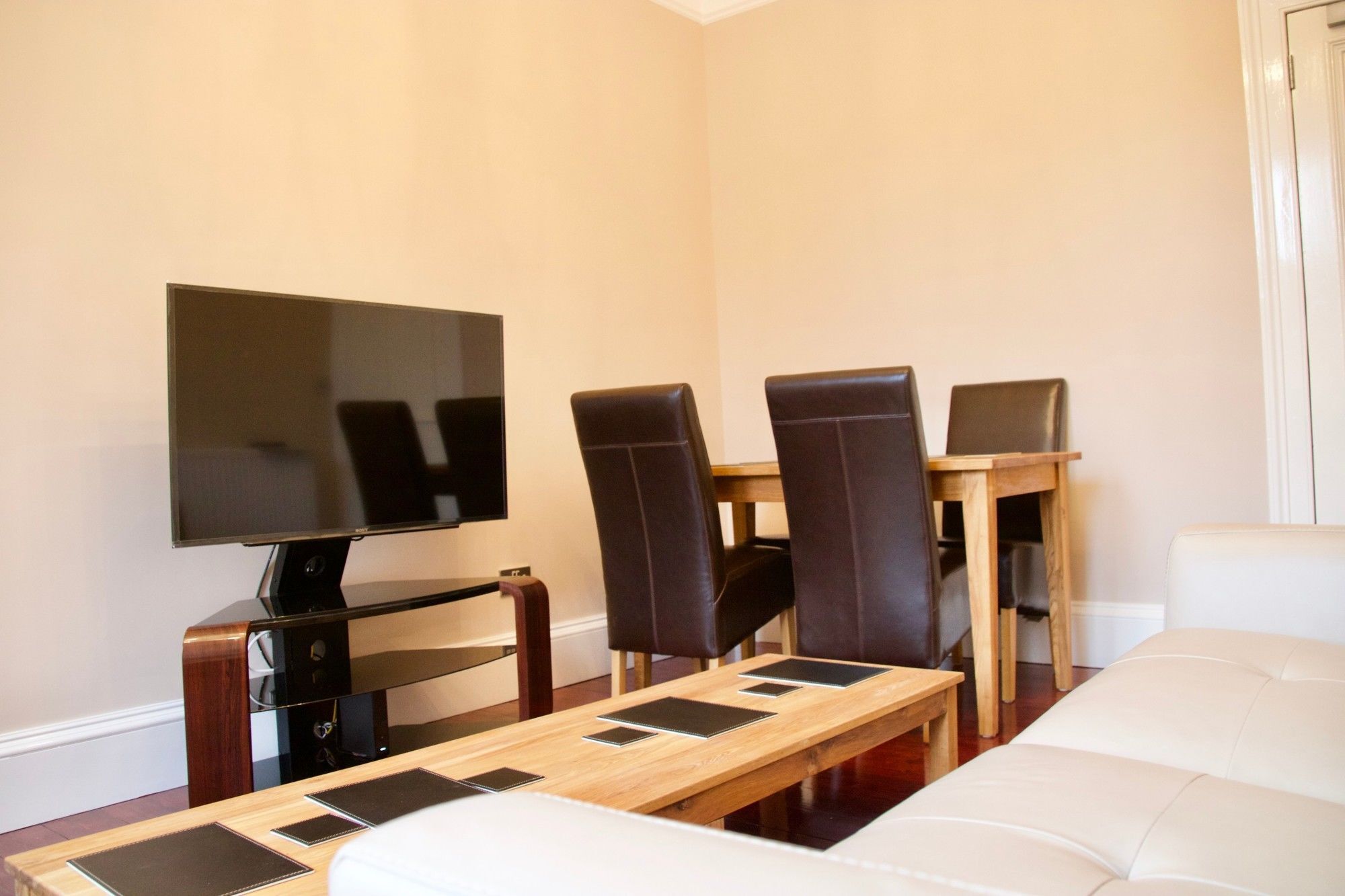 Apartment 2 Bedroom Flat Off Leith Walk Accommodates 7 *