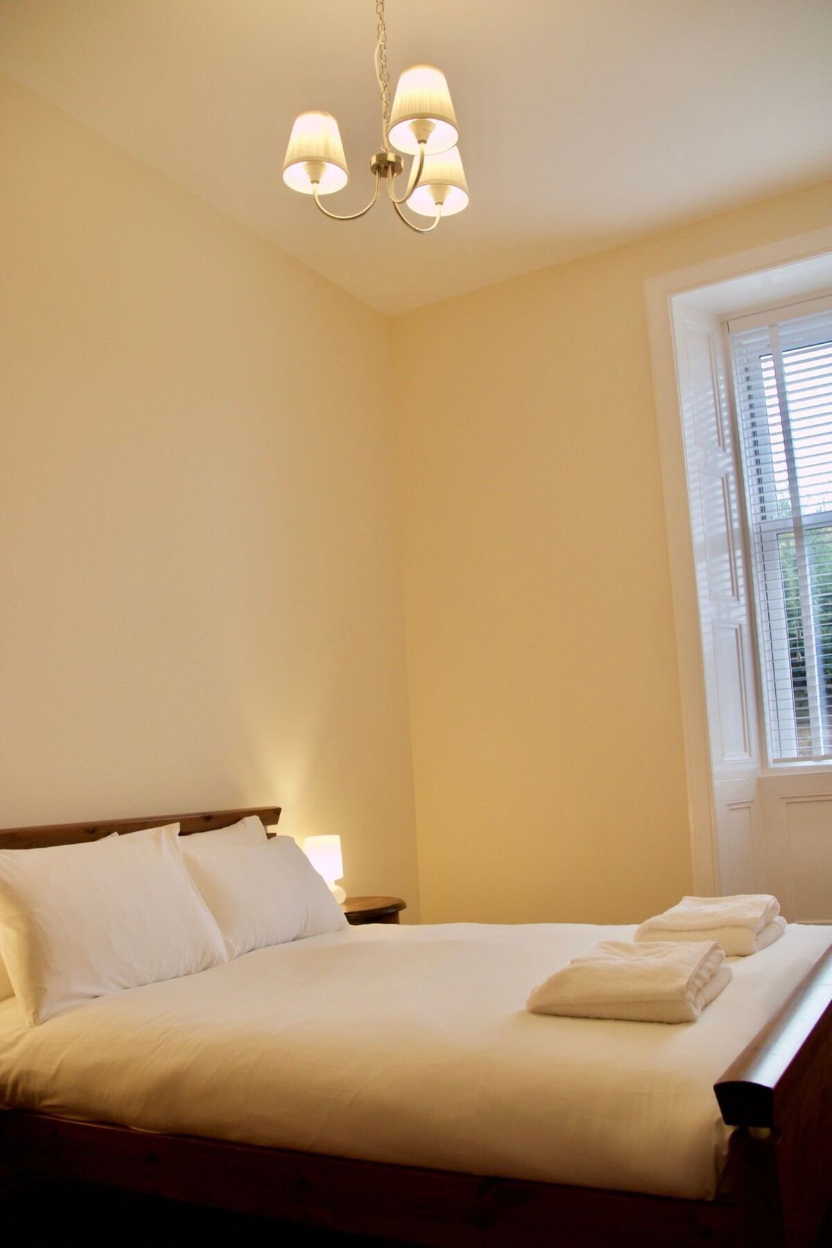 2 Bedroom Flat Off Leith Walk Accommodates 7
