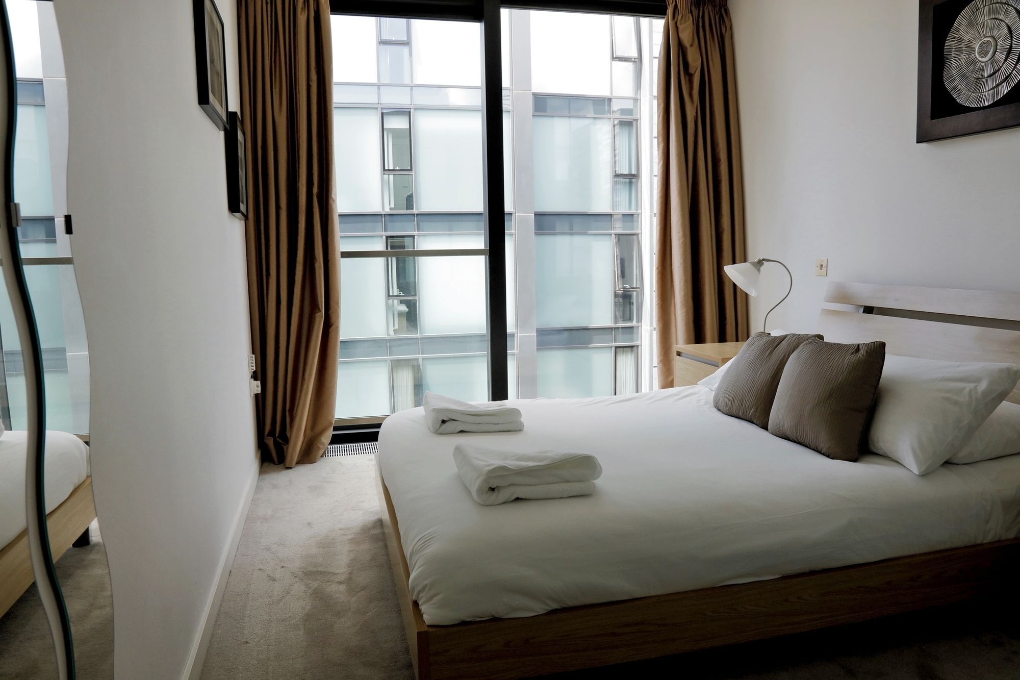 Silver Lining - Mile Apartment *