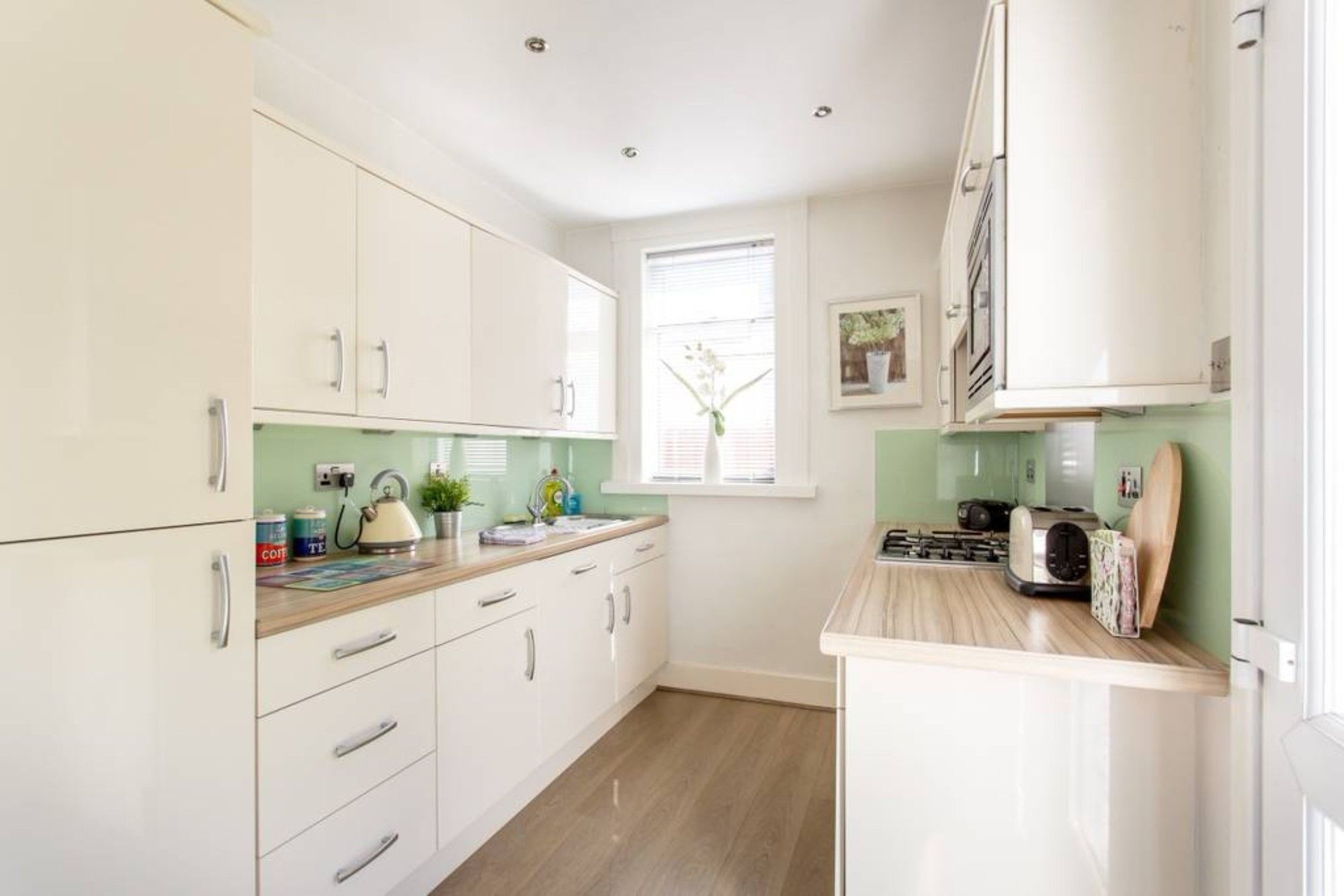 2 Bedroom Flat With Garden Apartment *