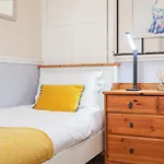 Beautiful 4 Bedroom Cottage - Ideal Location - Free Parking