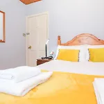 Beautiful 4 Bedroom Cottage - Ideal Location - Free Parking