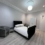 Lovely 4 Bedroom 2Nd Floor Walk Up Apartment