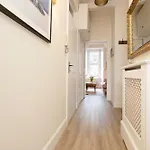 Inspiring 2-Bedroom Edinburgh Apartment