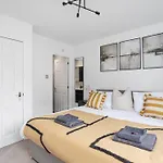 Modern Edinburgh 2 Bed Residence