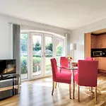 Bright & Modern Flat - Free Parking