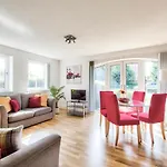 Bright & Modern Flat - Free Parking