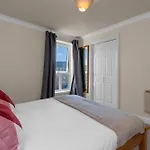 1 Double Room In Shared Apartment In Central Edinburgh With Free Parking
