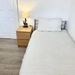 Single Room In 3 Bedroom House