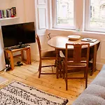 1 Bedroom Flat Near Holyrood Park - Sleeps 4
