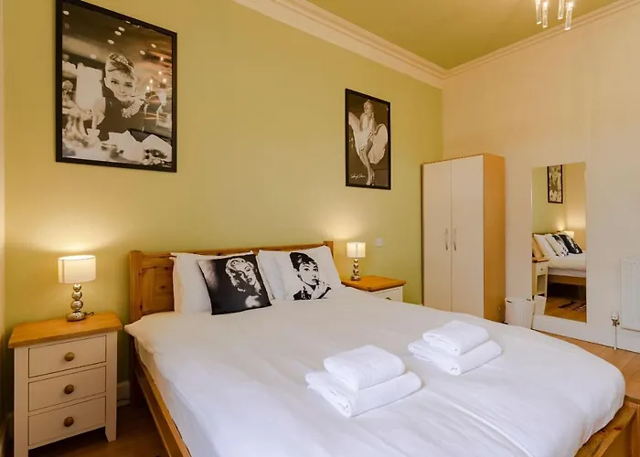 1 Bedroom Apartment Overlooking Park