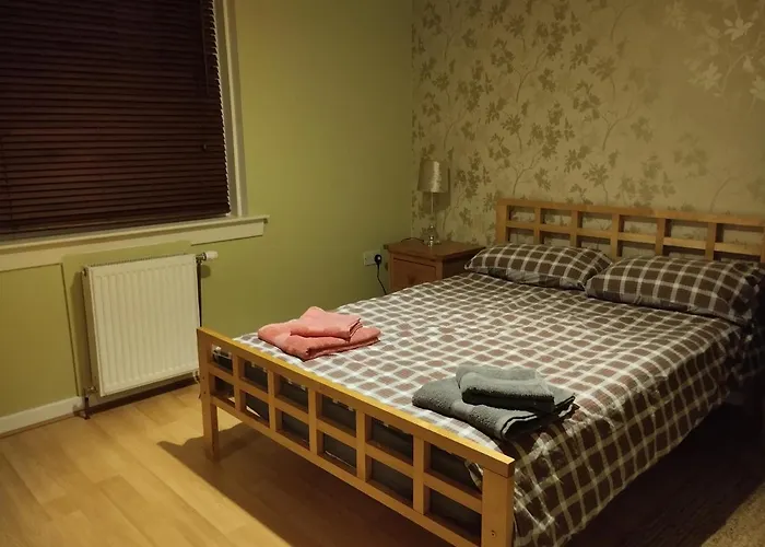Lovely 2 Bed Main Door Flat With Free Parking
