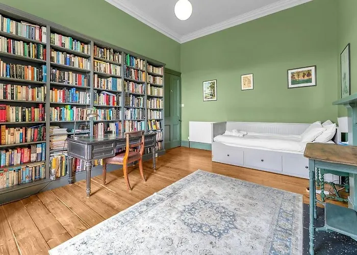 Bright And Spacious Flat Overlooking The Meadows