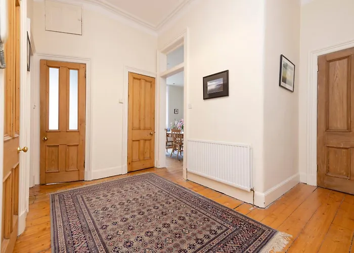 Tasteful 1-Bedroom Apartment Near Edinburgh Meadows