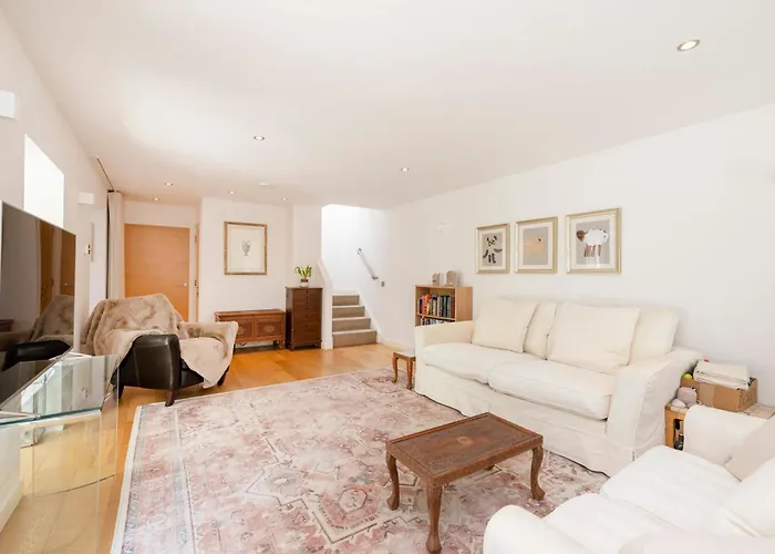 Stylish 3-Bedroom 2-Storey House With Patio And Balcony Near Princes Street