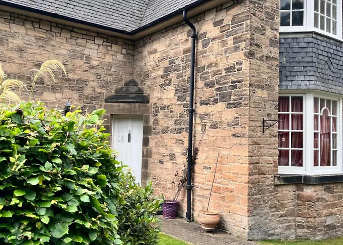 Private Room In Charming Detached House In Newington